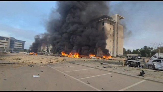 Israele, in fiamme palazzo a Be'er Sheva colpito da missile iraniano