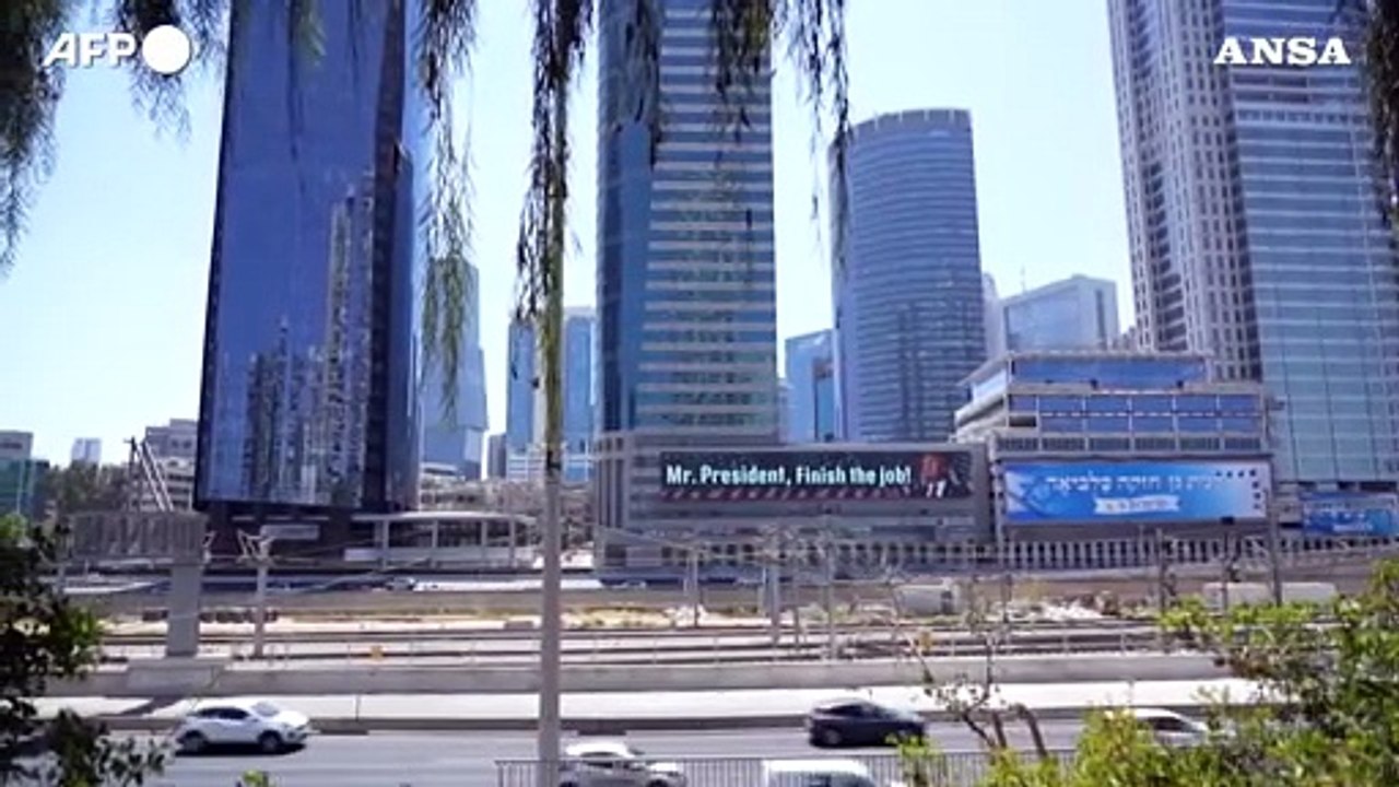 "Finisci il lavoro!", un cartellone a Tel Aviv esorta Trump a intervenire in Iran