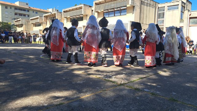 Sassari, i piccoli alunni sfilano e ballano in costume tradizionale: la festa di fine anno ? un inno alla Sardegna