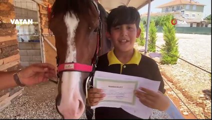 Antalya'da at sırtında karne töreni! Dört nala koşarak okula gitti