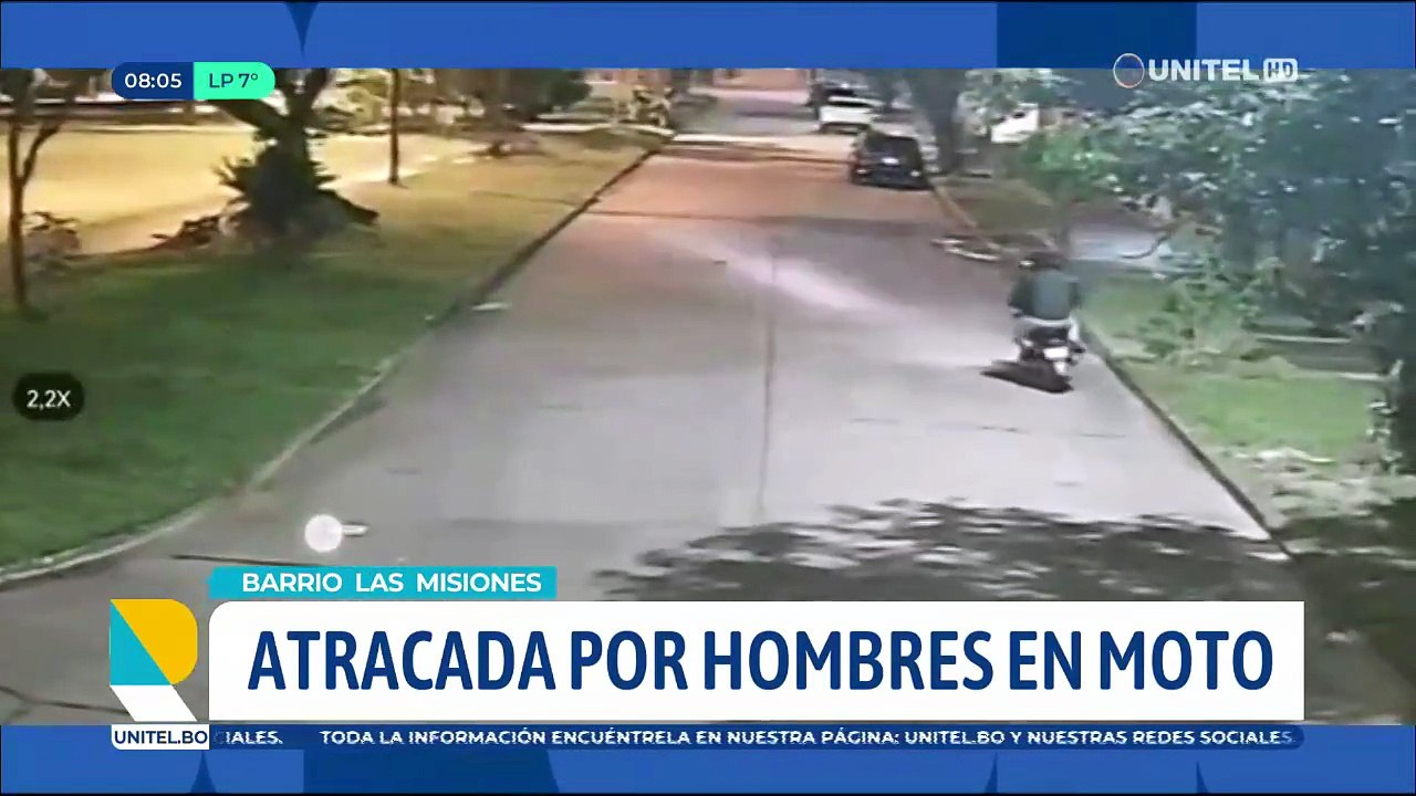 Dos hombres en motocicleta atracan a una joven y le apuntan con una pistola en la cabeza