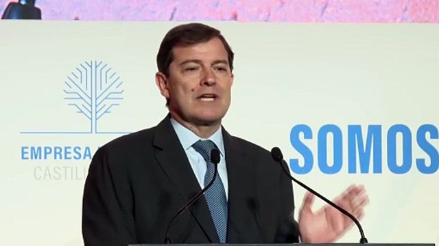 El presidente de Castilla y León carga contra Pedro Sánchez en la asamblea de Empresa Familiar