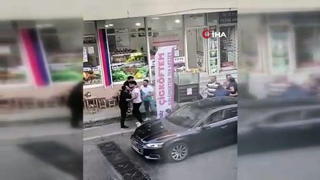 Avcılar'da yaşlı adamı sokak ortasında sopayla dövdüler!