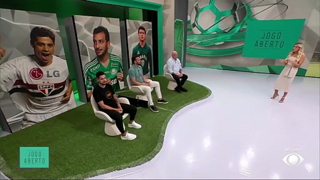 Zoeira Jogo Aberto: Dracena presenteia comentaristas com 'secador"
