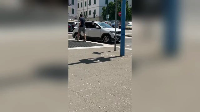 Sassari, auto travolge ciclista dopo una lite per una mancata precedenza poi tenta la fuga - IL VIDEO