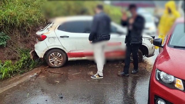Carro desgovernado bate forte em barranco na BR-163 em Cascavel