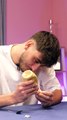 Il goûte de la mayonnaise pour la première fois de sa vie à 24 ANS 🤯