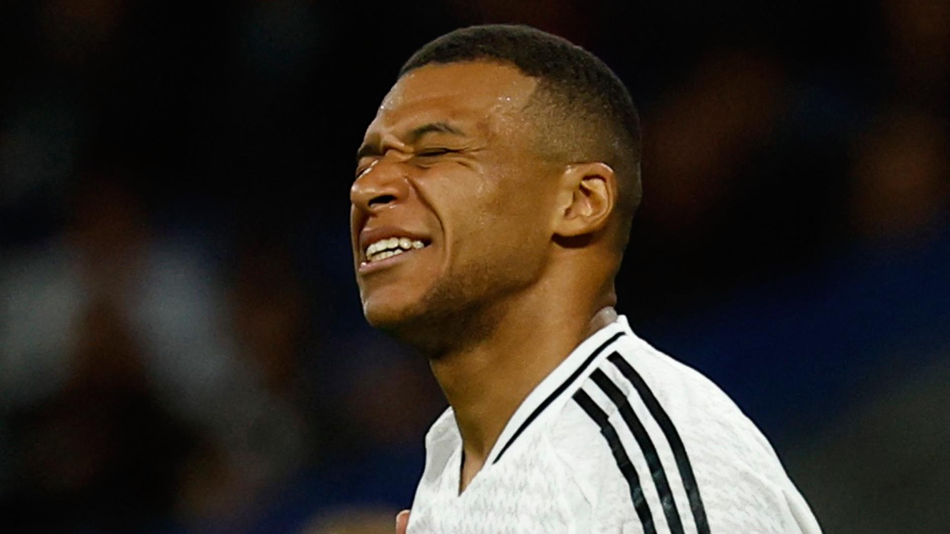 Mbappé tuvo que ver cómo felicitaron a sus compañeros que sí ganaron la Champions League