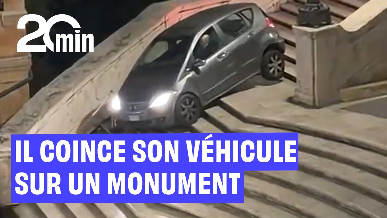 Un homme de 81 ans descend en voiture les escaliers de la Trinité-des-Monts à Rome