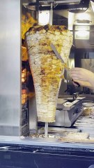 🍖 شو بتفضّلوا أكتر؟ شاورما اللحم ولا شاورما الدجاج؟ 🍗 اكتبولنا بالتعليقات