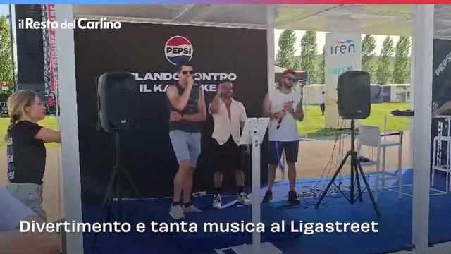 Ligabue in concerto a Reggio Emilia, il karaoke dei fan