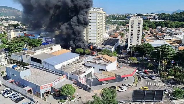 Vídeo: ônibus pega fogo em frente a shopping em Jacarepaguá