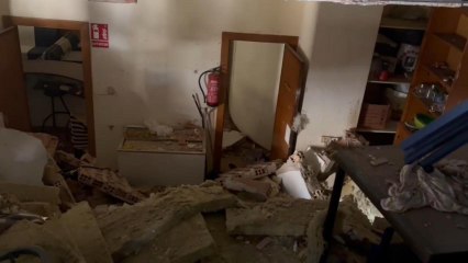 Dos vídeos que circulan por los chats de WhatsApp de los vecinos del interior del bar Casa Javi.