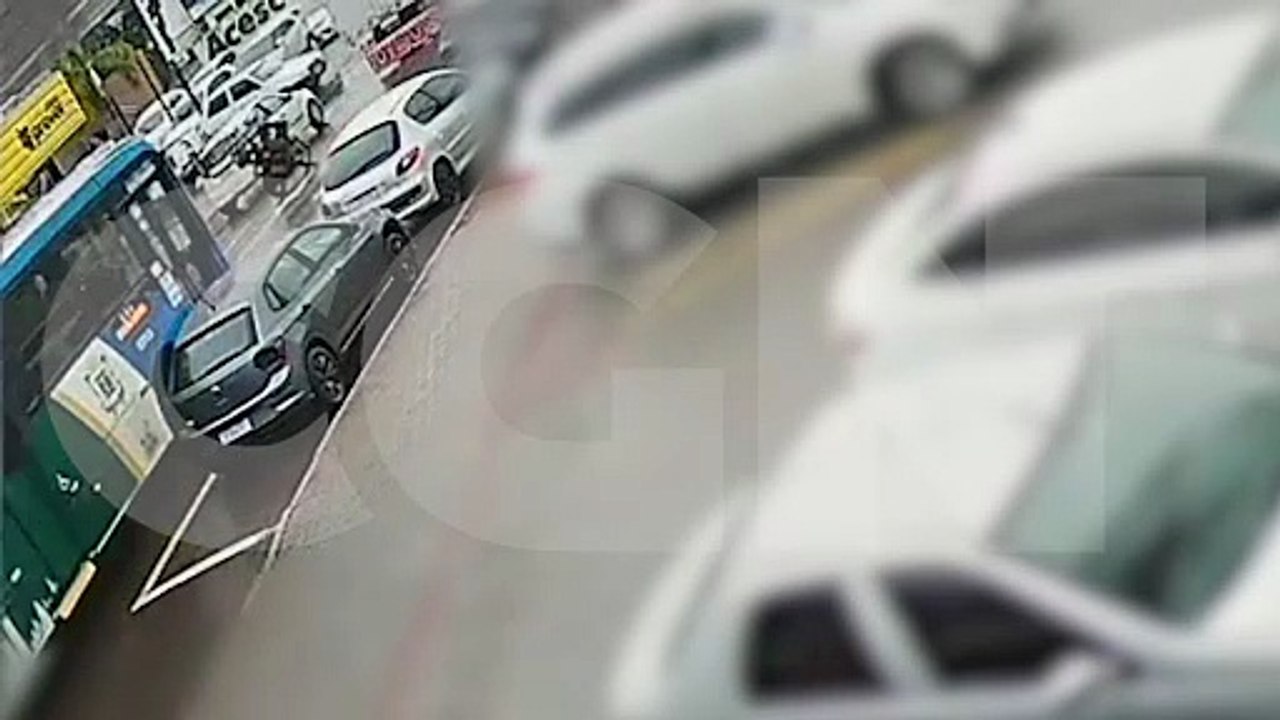 Câmera flagra acidente entre veículos na Avenida Carlos Gomes, em Cascavel