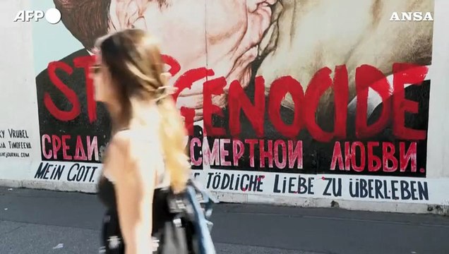 Berlino, scritta stop al genocidio sul murale del bacio Breznev-Honecker
