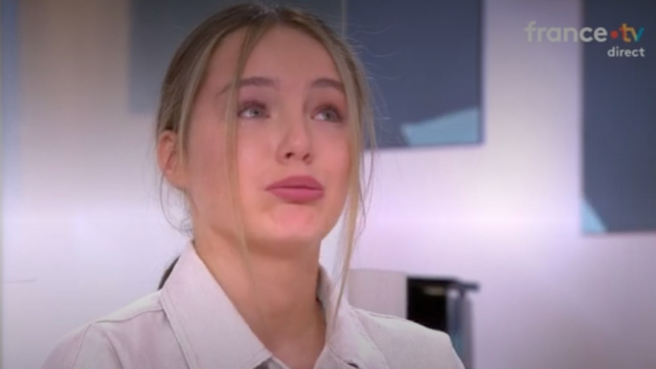 “Je voulais pas pleurer” : la jeune actrice Mallory Wanecque fond en larmes en direct en entendant cette chanson de Johnny Hallyday