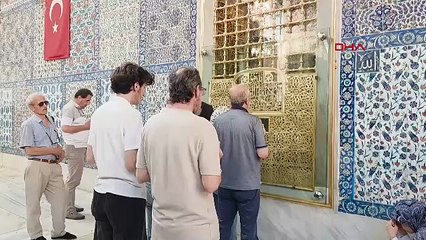 YKS öncesi Eyüp Sultan’a akın: Lokum dağıtıp, dua ettiler