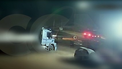 Câmera flagra acidente que terminou com motorista retirado do carro e espancado até a morte