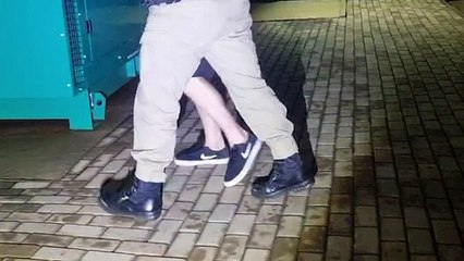 Fogueteiro? Rapaz solta foguete na direção de policial e é detido