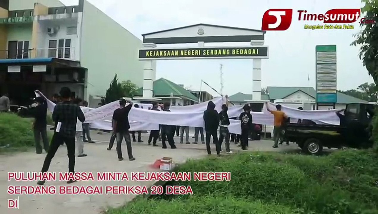 PULUHAN MASSA MINTA KEJAKSAAN NEGERI SERDANG BEDAGAI PERIKSA 20 DESA DI DOLOK MASIHUL