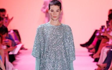 الأزرق السماوي... نغمة الأناقة العصرية لحفلات زفاف صيف 2025