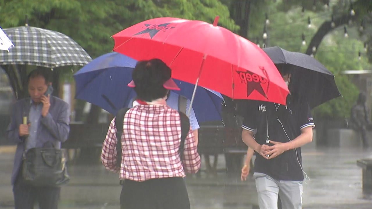 [날씨] 정체전선 남하, 남부 중심 호우...수위 높아진 중랑천 / YTN