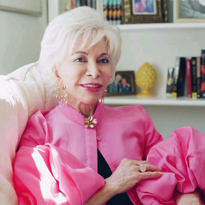 Por sus más de 70 m de ejemplares vendidos y sus más de 38 traducciones isabel allende es considerada la autora superventas.🤔🟢