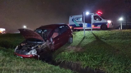 Fiesta colide com carreta na BR-277 em Cascavel