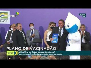 Zé Gotinha se recusa a apertar a mão de Bolsonaro