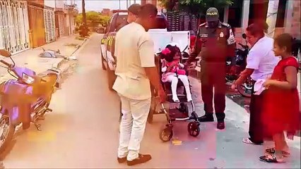 Descubre como una silla de ruedas, una minnie mouse y el cariño de la policía, cambiaron la vida de Isabella