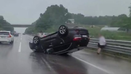 영주 중앙고속도로에서 SUV 전복..."빗길 사고 추정" / YTN