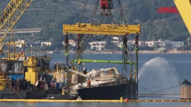 Bayesian, iniziato lo svuotamento dello scafo: le immagini da Porticello