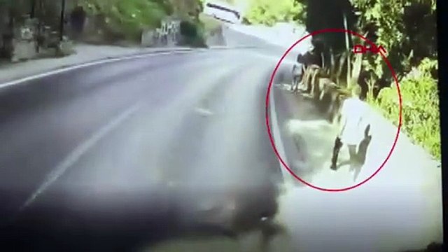 Oluğa itip boğazına bıçak dayadı kadını gasbetti