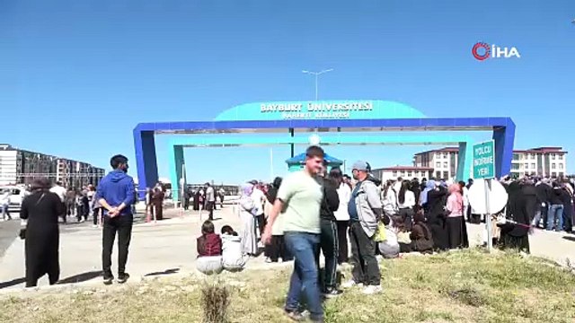 Kimliğini takside düşüren öğrencinin yardımına Bayburt polisi koştu: Komiser öğrenciyi sınava yetiştirdi