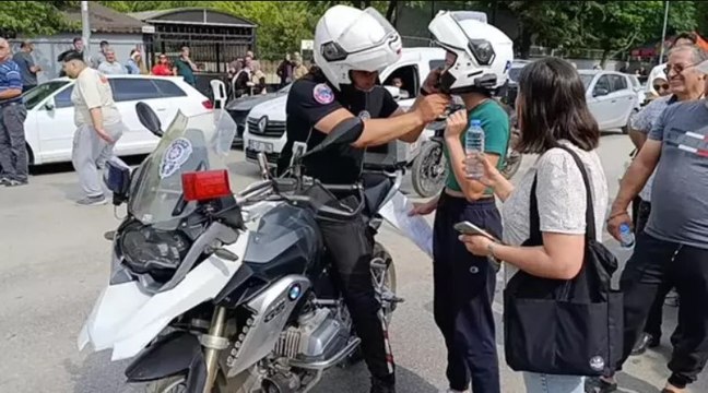 Kimliğini düşüren gencin imdadına yunus polisler yetişti
