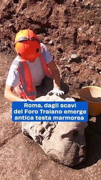 Roma, dagli scavi del Foro Traiano emerge antica testa marmorea