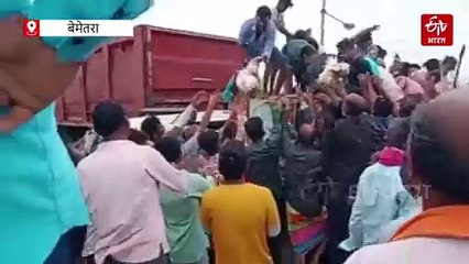 हाईवे पर मुर्गियों की लूट, नेशनल हाईवे की घटना, समाज की अमानवीय तस्वीर आई सामने