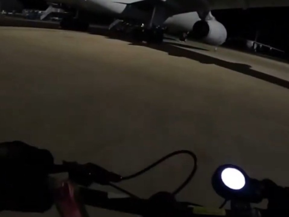 Aktivisten sprühen britische Militärflugzeuge an