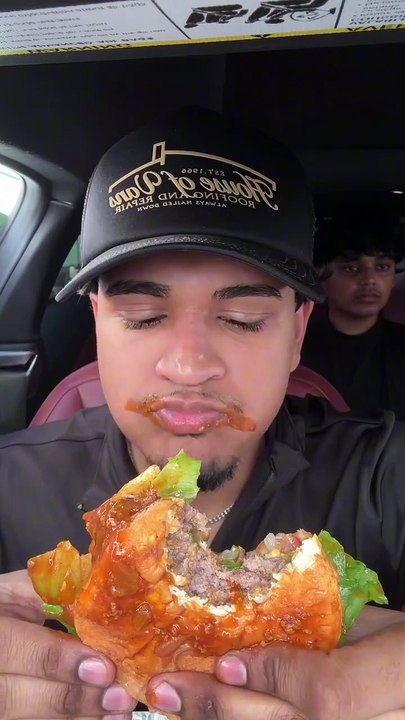 Follow for more ASMR videos🌮🍟 Credits: @nafeatfood #mukbang #asmr #fastfood #asmreating