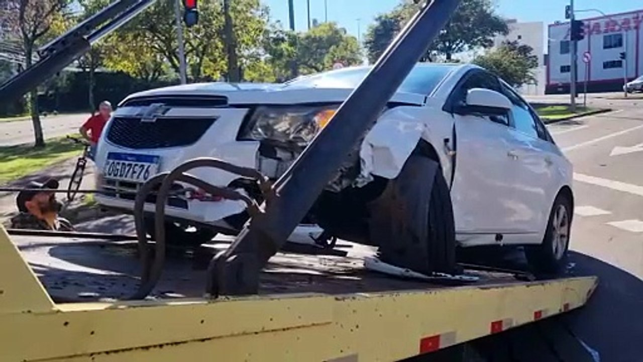 Classic e Cruze se envolvem em batida na Rua São Paulo com Avenida Tancredo Neves