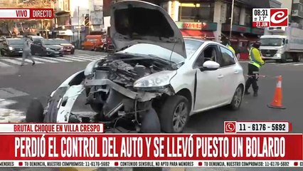 Impresionante choque: perdió el control del auto y se llevó puesto un bolardo