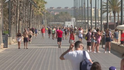 Las playas se llenan con el comienzo del verano en el día más largo del año