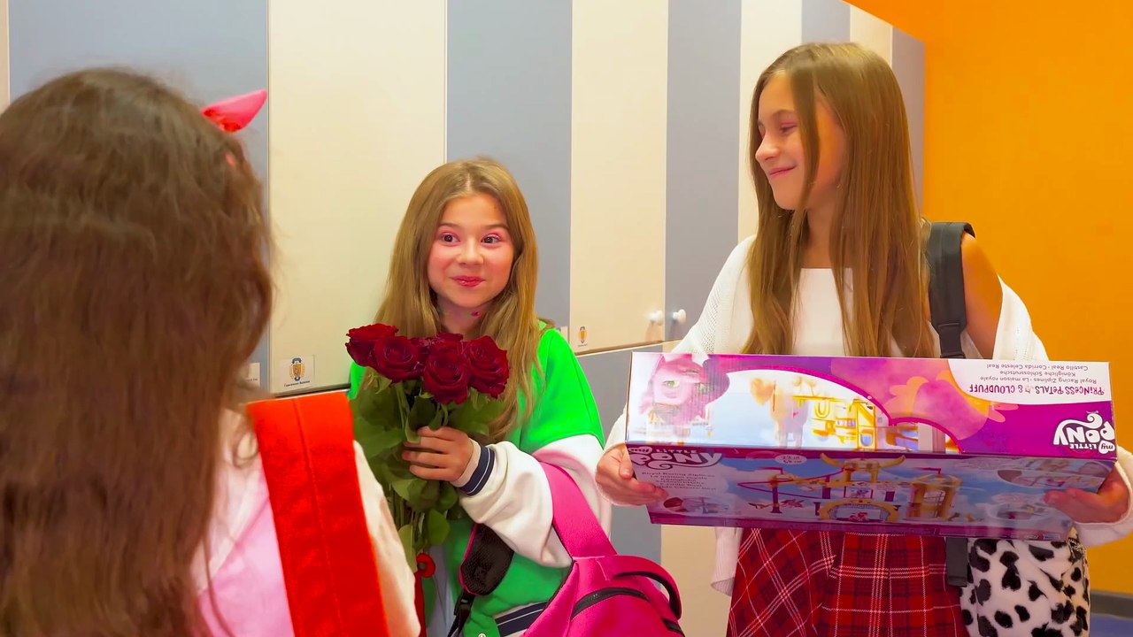 🤩 School news: EVERYONE wants to be with Kamil! Amina has a secret admirer | Episode 18