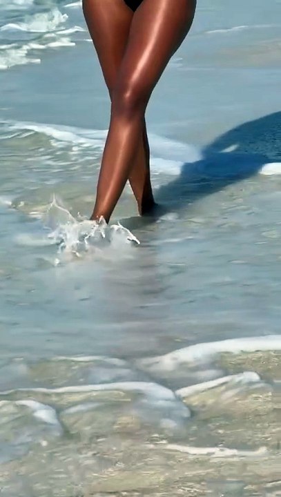 Uma mocinha caminhando na praia #2