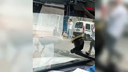 İstanbul'da güpegündüz hayırsız evlat dehşeti! Çevredekiler izlemekle yetindi!