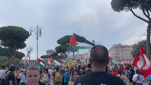 Il corteo partito da piazza Vittorio approda a via dei Fori Imperiali, fra centinaia di bandiere della Palestina