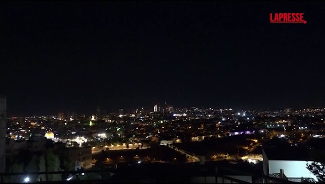 Israele-Iran, missili su Gerusalemme e Tel Aviv: le immagini degli attacchi di Teheran