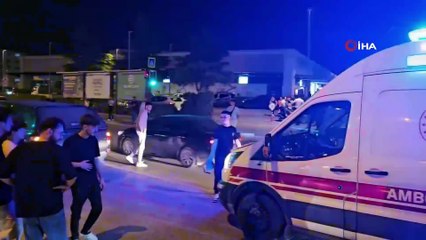 Motosiklet sürücüsü aracın altına girdi: 1 yaralı