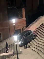 Idoso tenta descer famosa escadaria de Roma de carro e acaba preso a meio