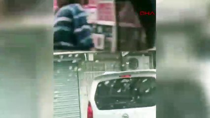 Vicdansız! Annesini sokak ortasında tekme tokat dövdü